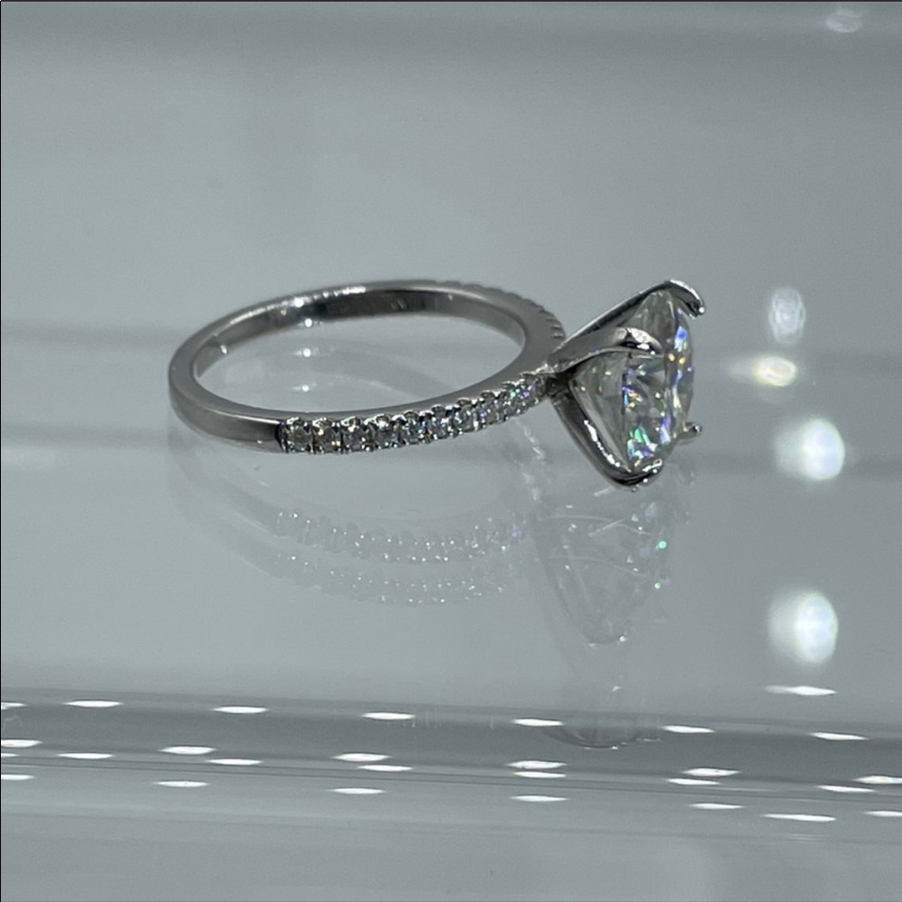 1.5ct D, VVS1 Brilliant Round Moissanite Pave - Picture 3 of 9